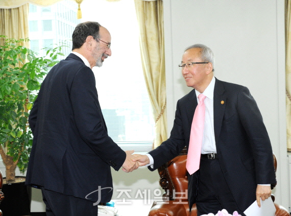 현오석 경제부총리가 4일 오후 서울시 중구 예금보험공사에서 지난해 노벨 경제학상 수상자인 앨빈 로스 교수를 만나 악수를 나누는 모습