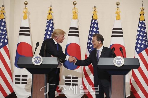 문재인 대통령과 트럼프 미국 대통령이 정상회담 후 기자회견장에서 악수하고 있다. (사진= 청와대)