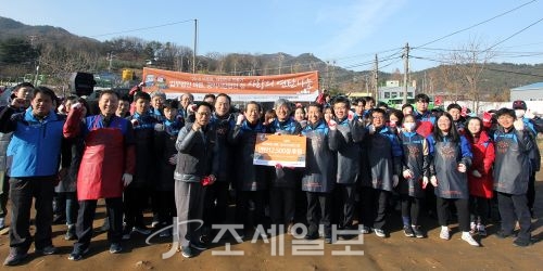 바른 임직원들이 지난 1일 서초구 남태령 전원마을에서 연탄 나눔 봉사활동을 실시했다. (피켓을 기준으로 왼쪽 세번째부터 김재호 대표변호사, 김재홍·김용균 공익사단법인 정 이사장, 문성우 대표변호사, 한명관 변호사)