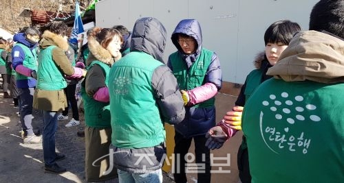 법무법인 태평양과 재단법인 동천은 지난 8일 서울시 노원구 당고개 지역에서 연탄배달 봉사활동을 진행했다.