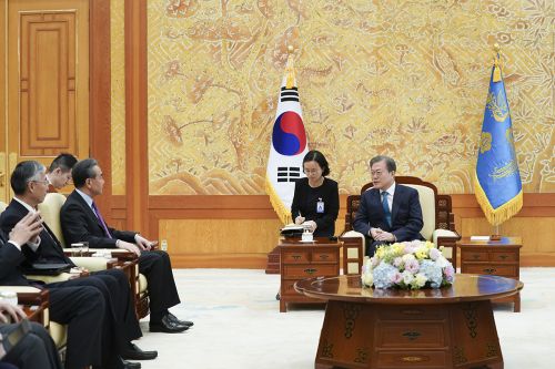 문재인 대통령은 5일 왕이 중국 외교담당 국무위원 겸 외교부장을 청와대에서 접견했다. (청와대)