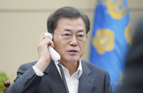 문재인 대통령은 20일 시진핑(習近平) 중국 국가주석과 약 32분간 전화통화를 통해 코로나19 대응과 한반도 정세와 관련해 의견을 나눴다. 시 주석의 상반기중 방한도 거론했다. (청와대)
