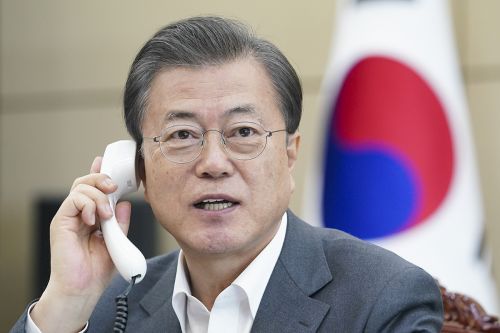 문재인 대통령은 6일 테드로스 아드하놈 거브러여수스 WHO 사무총장과 통화를 하고 신종 코로나 대응 방안을 논의했다. 테드로스 사무총장은 문 대통령에게 오는 5월 화상 세계보건총회에서 아시아 대표로 기조발언해 달라고 요청했다. (청와대) 