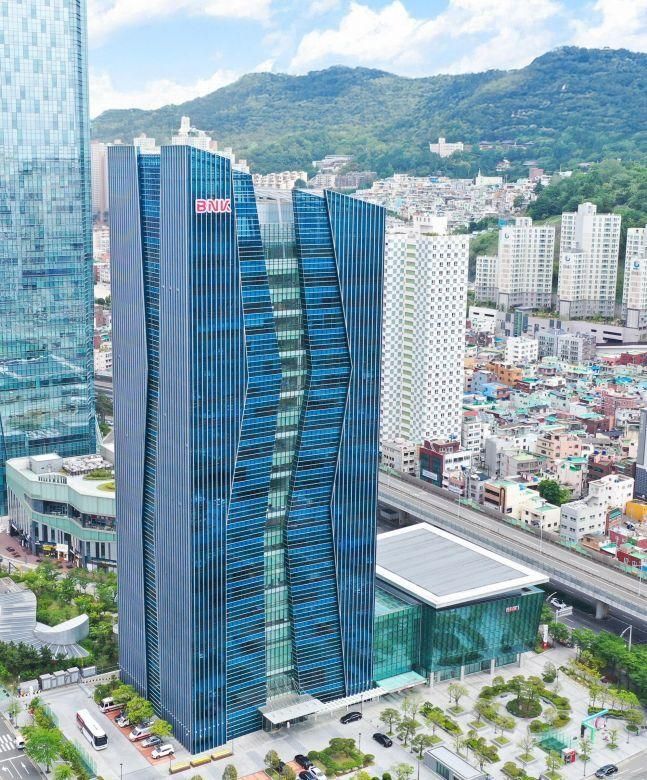 BNK금융, 하반기 대규모 조직개편 및 인사 단행…정책 지원 조직 강화 및 미래 경쟁력 집중