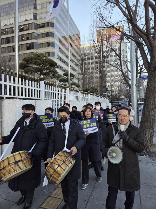 "금융위는 절박한 외침을 들어라" 회계사들, 또 거리로 - 뉴스 썸네일 이미지