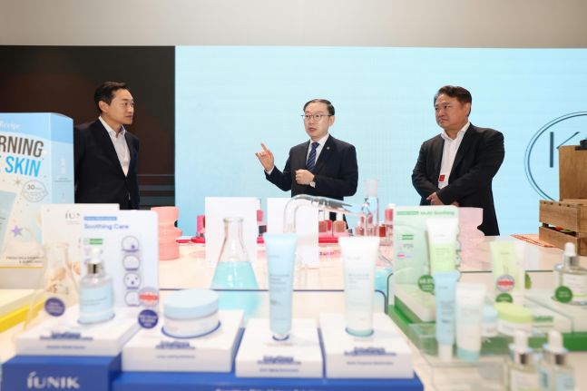 이명구 관세청장, K-뷰티 수출업체 구다이글로벌 방문 - 뉴스 썸네일 이미지