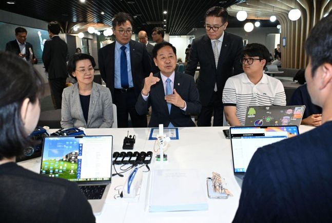 대학생 만난 구윤철 "고용 어려움 가중.. 청년뉴딜 조속 집행" - 뉴스 썸네일 이미지