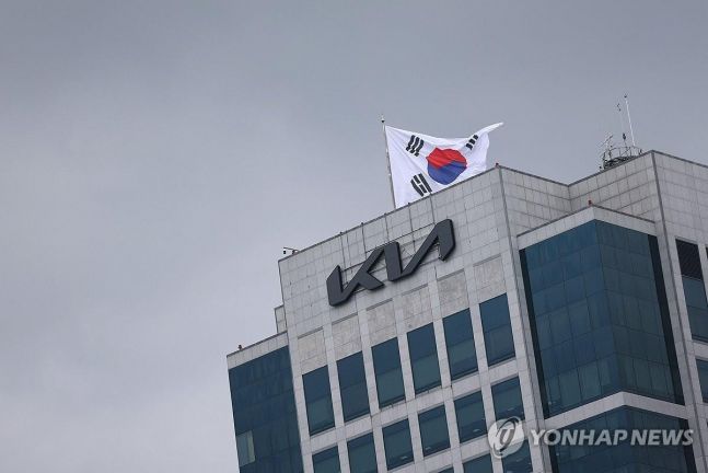 기아, 2분기 판매·매출 역대 최대…유럽 EV경쟁 심화에 수익성 발목