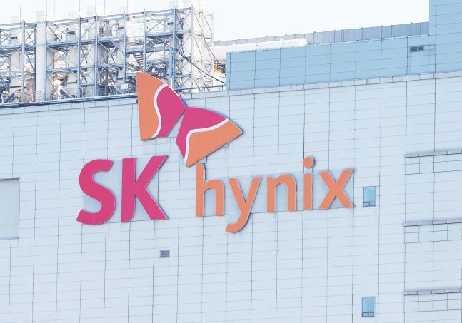 SK하이닉스, 4조 규모 中 충칭공장 지분 매각설에 “검토 중”