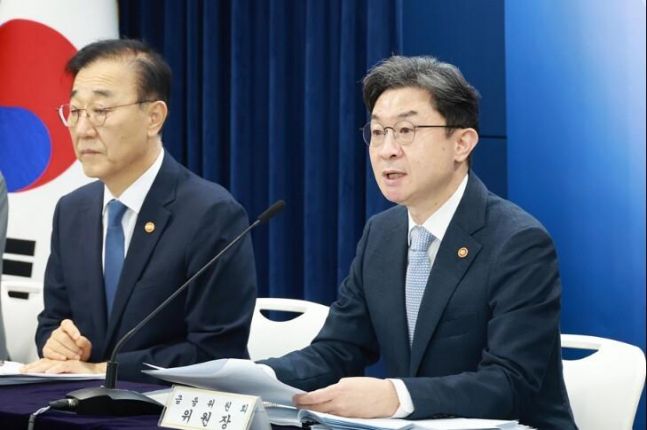 부동산 PF 부실 막으려 묶었던 돈줄, 주택 공급 위해 다시 풀어
