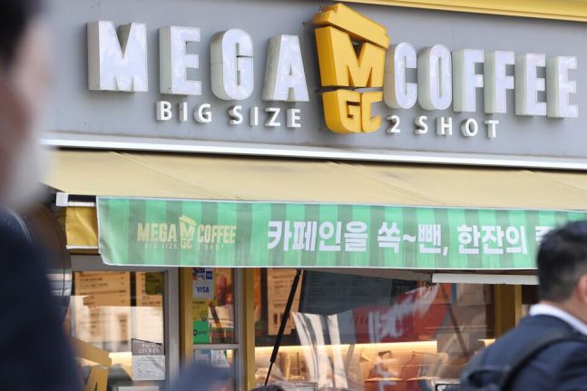 메가MGC 4500호 돌파...10만점포 커피시장 경쟁 격화 - 뉴스 썸네일 이미지