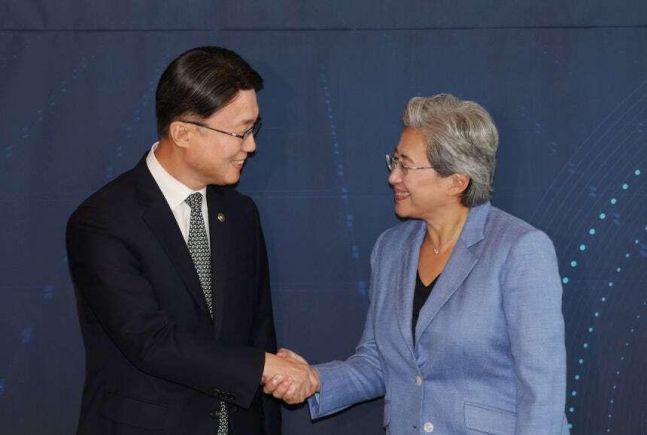 "반도체는 팀 스포츠" 리사 수, 삼성·SK와 협력 확대...韓 AI 연구소 설립 - 뉴스 썸네일 이미지