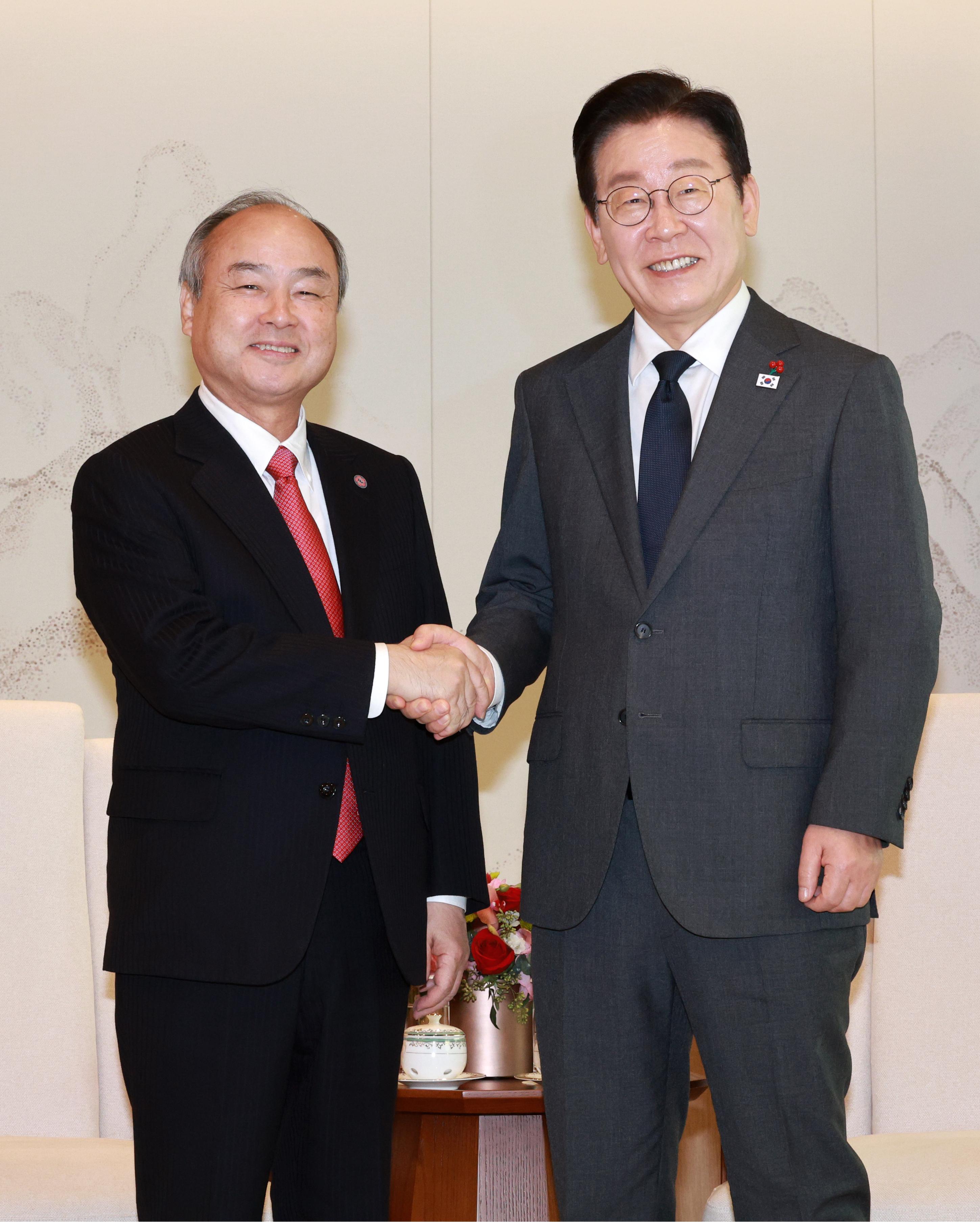 이 대통령 만난 손정의 회장 