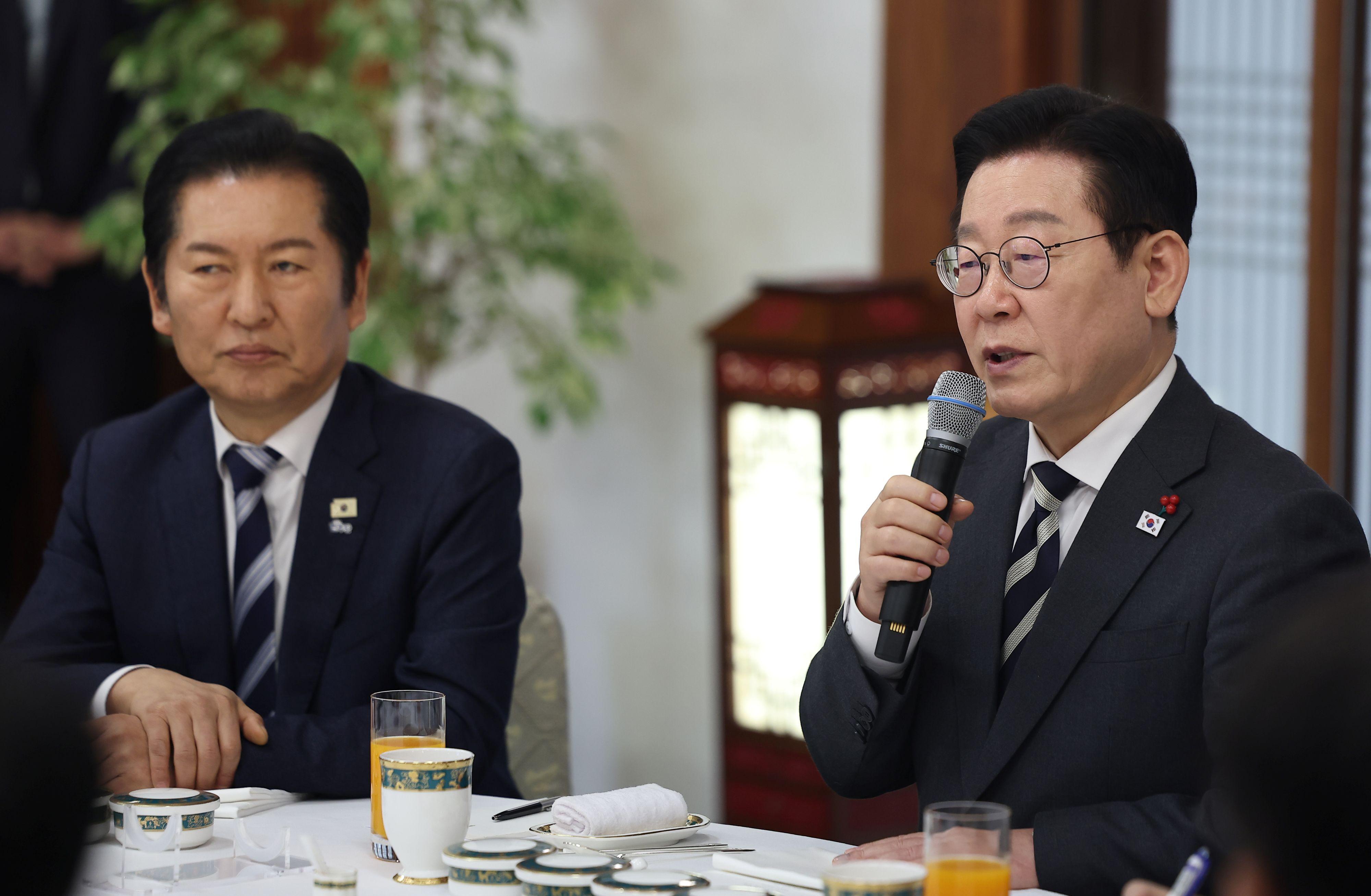 이 대통령·민주당, 청와대 만찬…